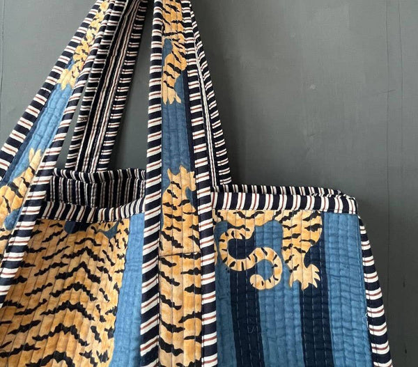 Bolso acolchado de algodón con estampado de tigre hecho a mano