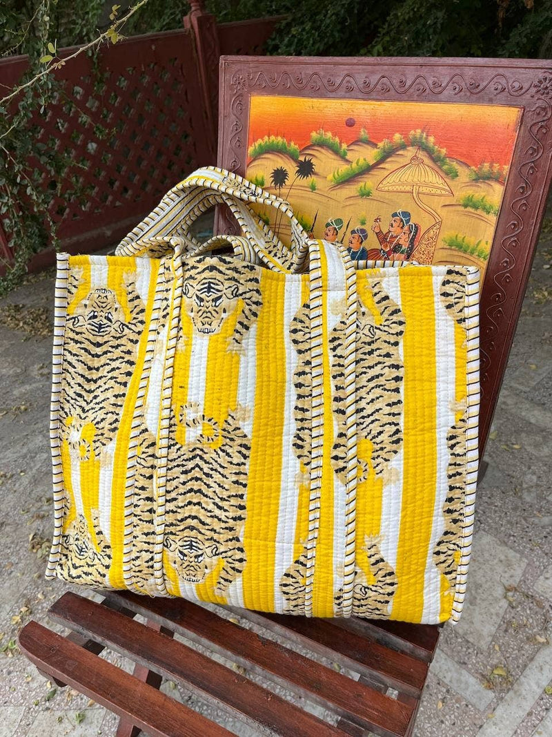 Bolso acolchado de algodón con estampado de tigre hecho a mano