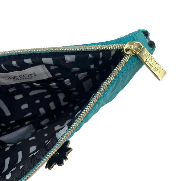 Bolsa de maquillaje Tribeca turquesa con alfiler en forma de palmera