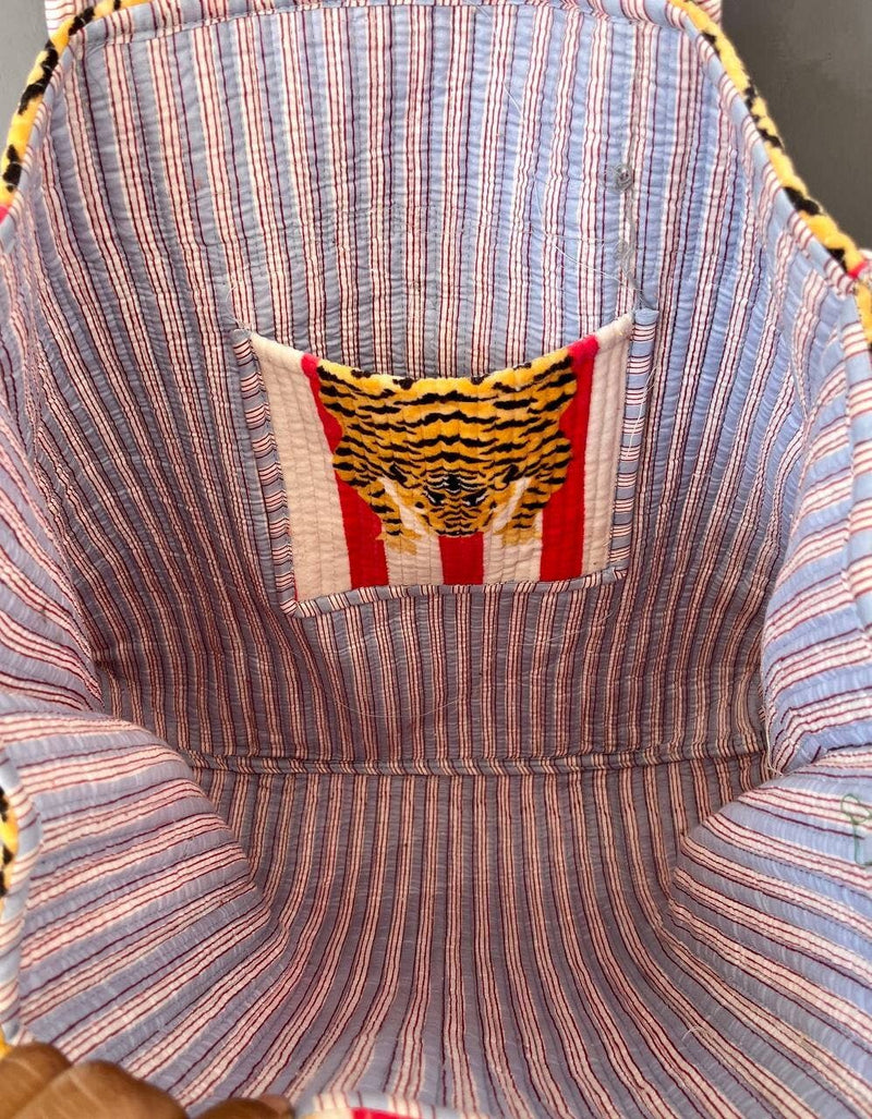 Bolso acolchado de algodón con estampado de tigre hecho a mano
