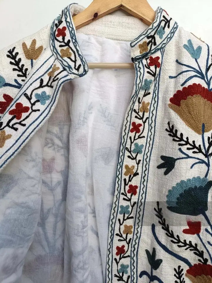 Chaqueta Suzani de algodón bordada a mano - Blanca
