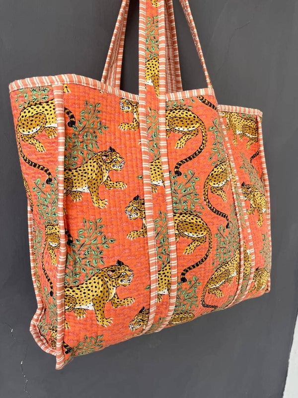 Bolso acolchado de algodón con estampado de tigre hecho a mano