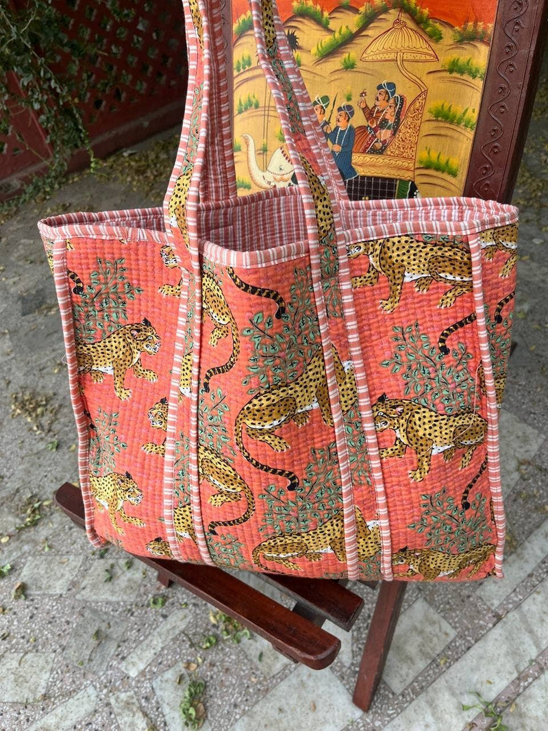 Bolso acolchado de algodón con estampado de tigre hecho a mano