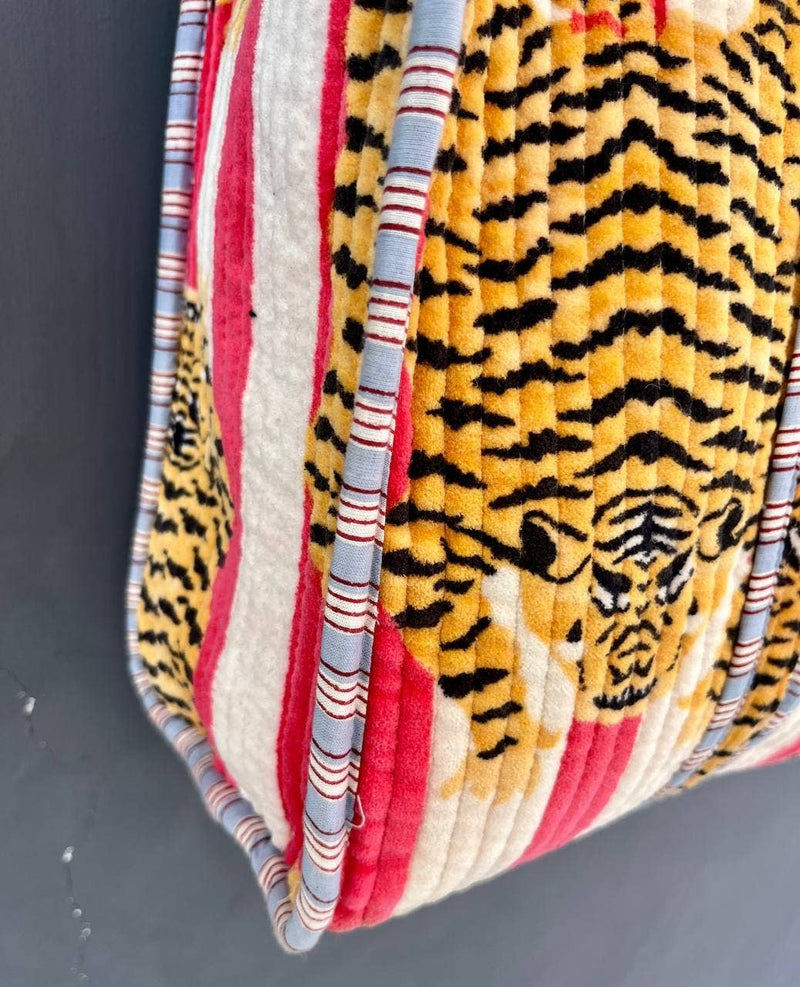 Bolso acolchado de algodón con estampado de tigre hecho a mano