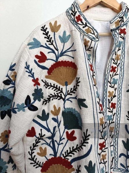 Chaqueta Suzani de algodón bordada a mano - Blanca