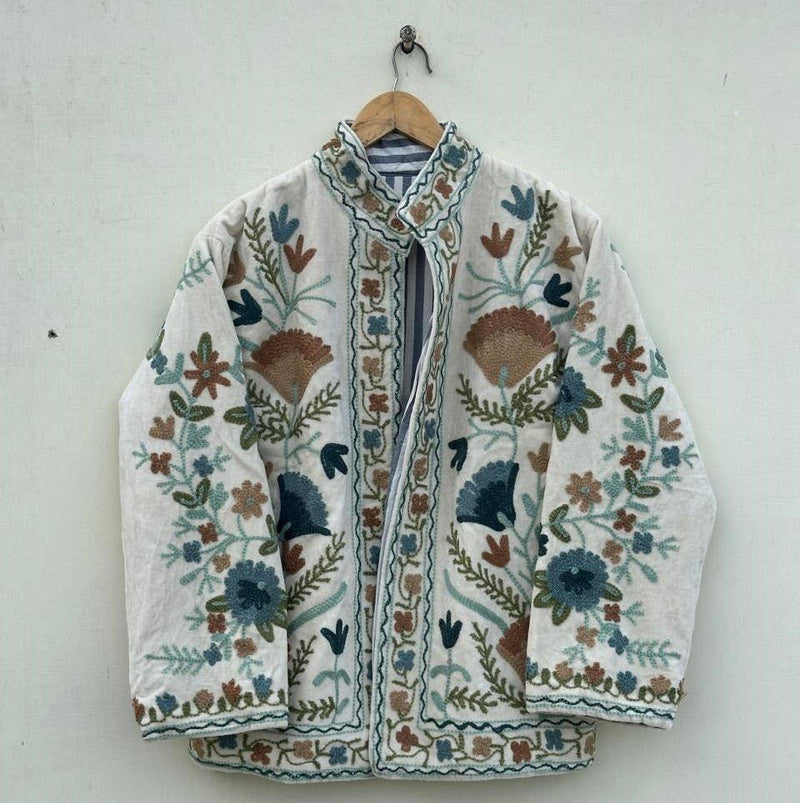 Chaqueta Suzani de terciopelo bordada a mano - Blanca