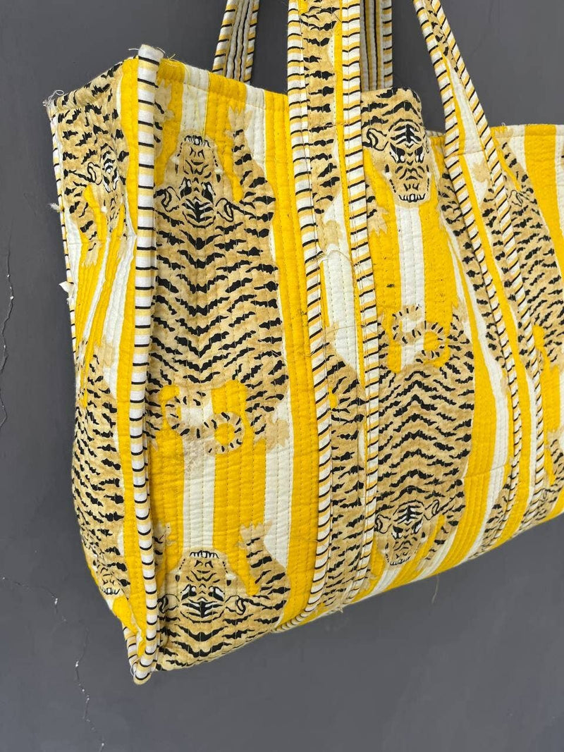 Bolso acolchado de algodón con estampado de tigre hecho a mano