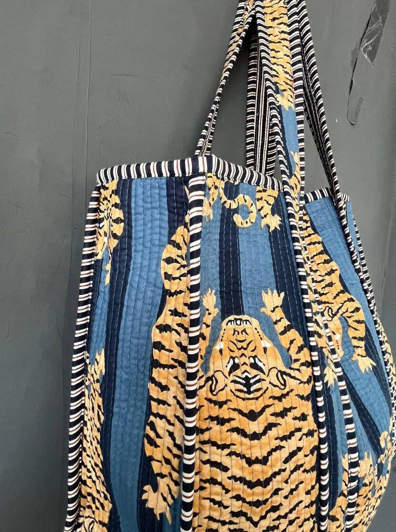 Bolso acolchado de algodón con estampado de tigre hecho a mano