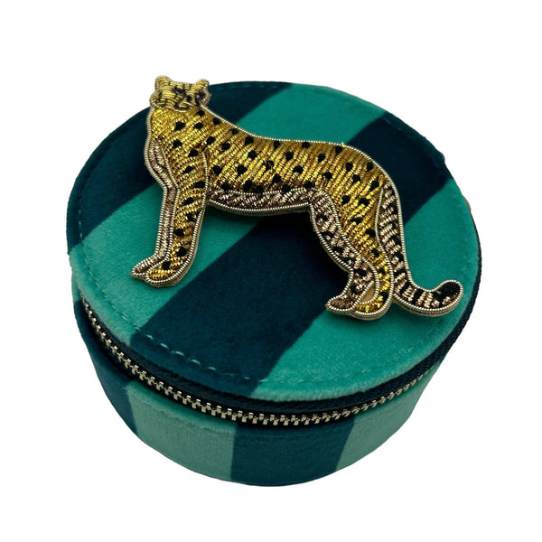 JOYERO de viaje para joyas en color verde azulado con broche de guepardo