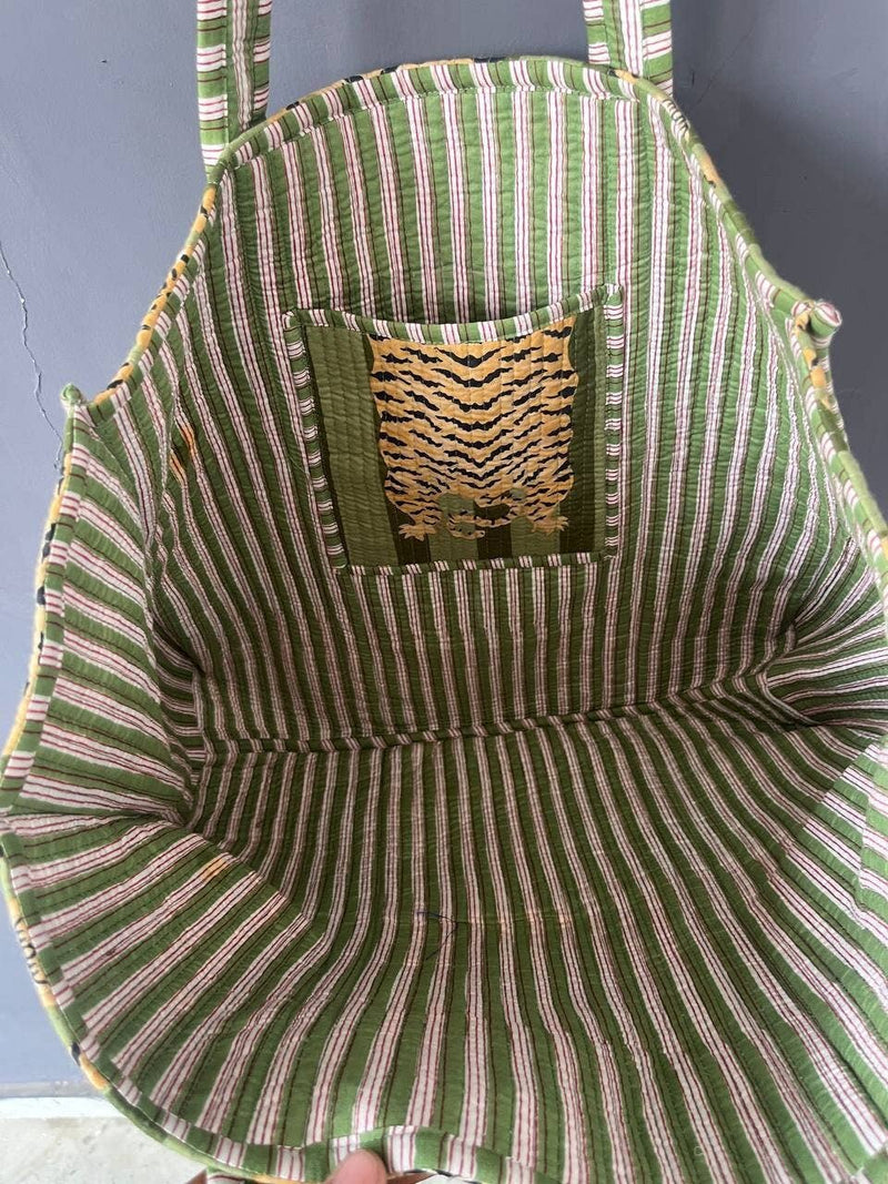 Bolso acolchado de algodón con estampado de tigre hecho a mano