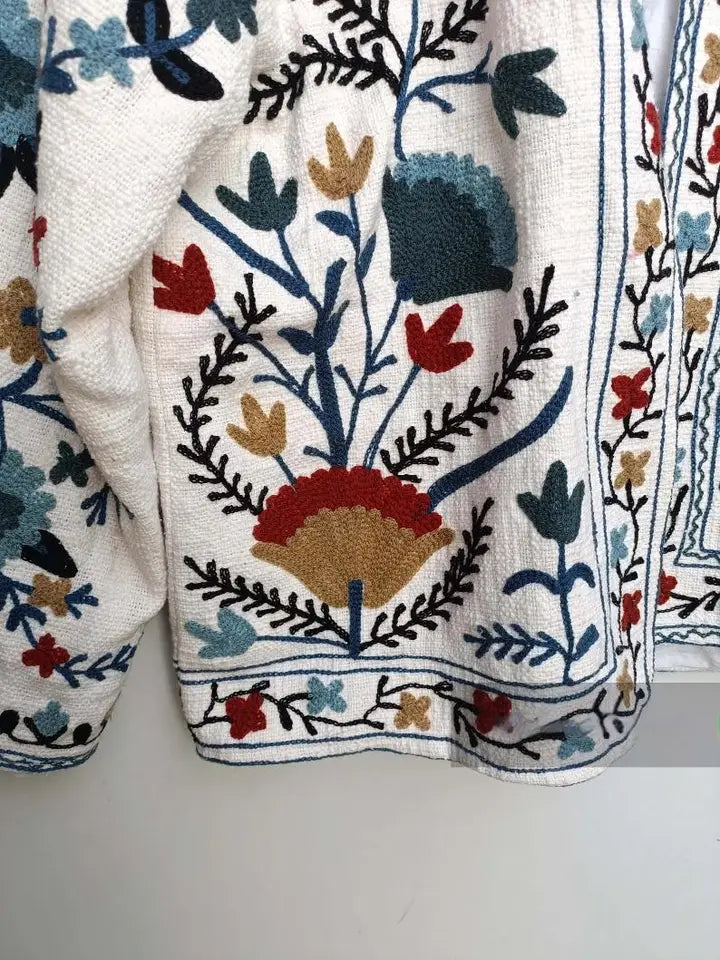 Chaqueta Suzani de algodón bordada a mano - Blanca