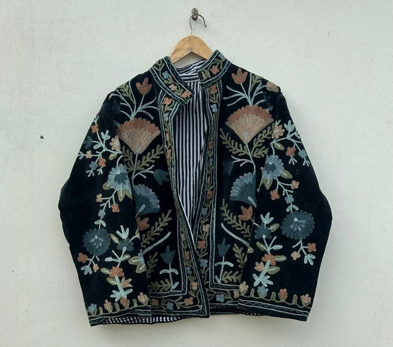 Chaqueta Suzani de terciopelo bordada a mano - Negra
