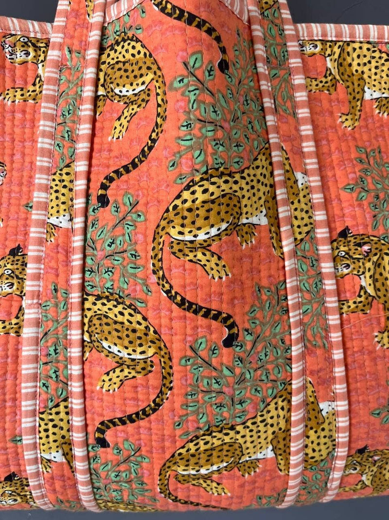 Bolso acolchado de algodón con estampado de tigre hecho a mano