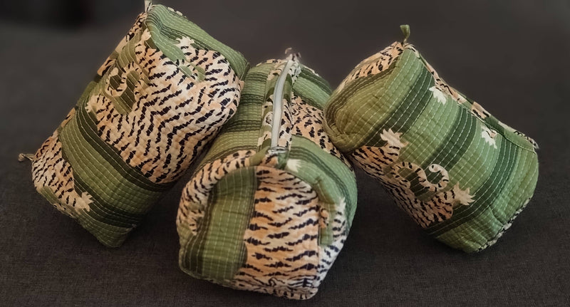 Bolsa de maquillaje y aseo acolchada de algodón Tiger: Solo pequeño