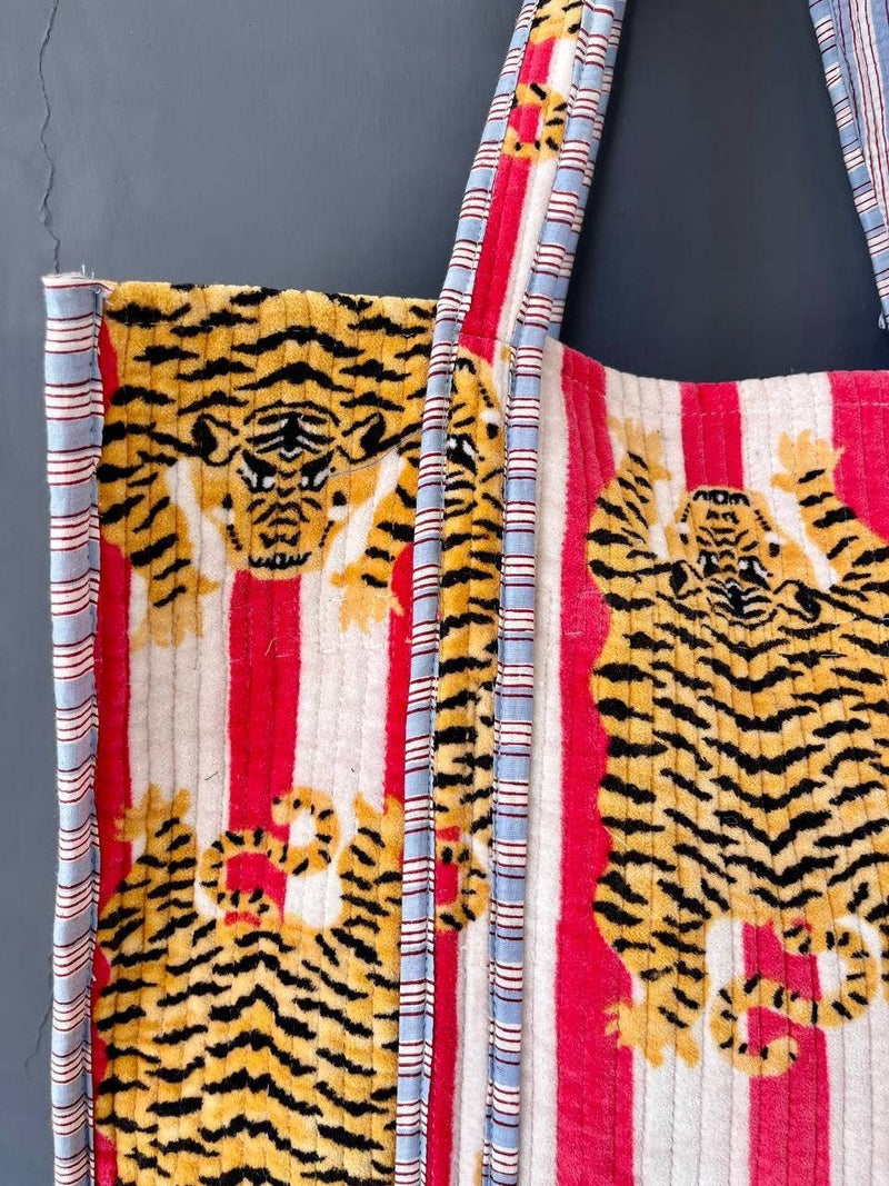 Bolso acolchado de algodón con estampado de tigre hecho a mano