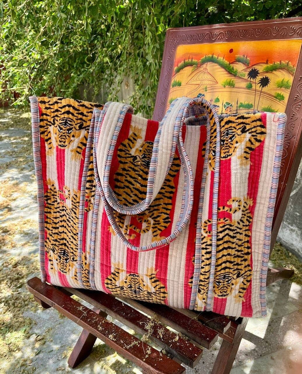 Bolso acolchado de algodón con estampado de tigre hecho a mano