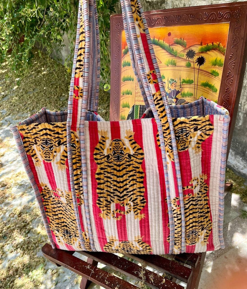 Bolso acolchado de algodón con estampado de tigre hecho a mano