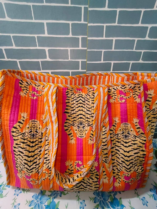 Bolso acolchado de algodón con estampado de tigre hecho a mano